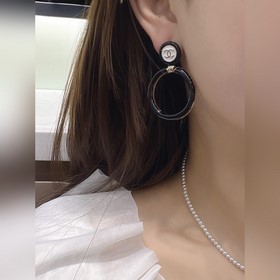 CHANEL Chanel прозрачные серьги-кольца с буквами пользуются больш