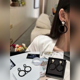 CHANEL Chanel прозрачные серьги-кольца с буквами пользуются больш