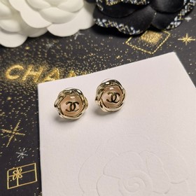 Маленькие серьги-гвоздики CHANEL с круглым кольцом и буквой из ро