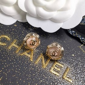 Маленькие серьги-гвоздики CHANEL с круглым кольцом и буквой из ро