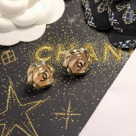 Маленькие серьги-гвоздики CHANEL с круглым кольцом и буквой из ро