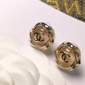 Маленькие серьги-гвоздики CHANEL с круглым кольцом и буквой из ро