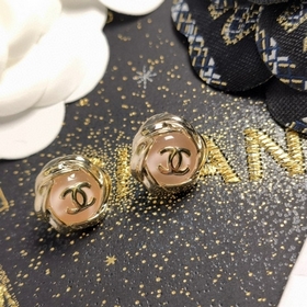 Маленькие серьги-гвоздики CHANEL с круглым кольцом и буквой из ро
