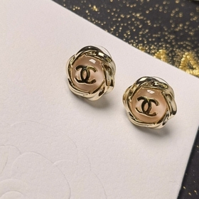 Маленькие серьги-гвоздики CHANEL с круглым кольцом и буквой из ро