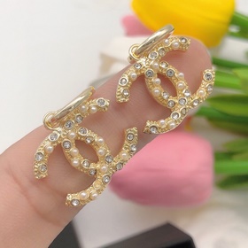 Chanel - самые классические серьги-крючки с жемчужинами бриллиант