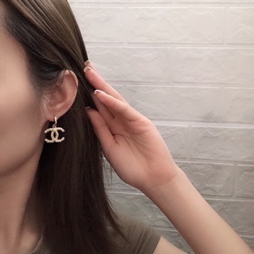 Chanel - самые классические серьги-крючки с жемчужинами бриллиант