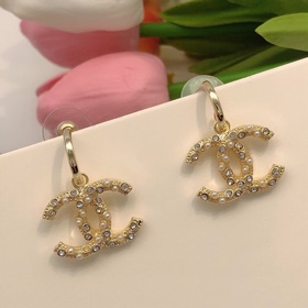 Chanel - самые классические серьги-крючки с жемчужинами бриллиант