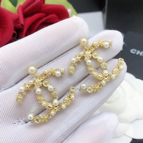 CHANEL маленькие серьги-пуговицы в форме флакона духов. Высокое к