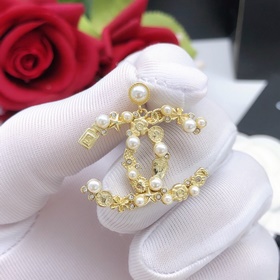 CHANEL маленькие серьги-пуговицы в форме флакона духов. Высокое к