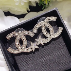 Маленькие серьги CHANEL с двойным C-образным ушком. Элегантный из