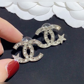 Маленькие серьги CHANEL с двойным C-образным ушком. Элегантный из
