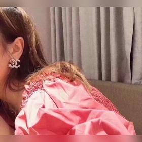 Маленькие серьги CHANEL с двойным C-образным ушком. Элегантный из