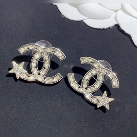 Маленькие серьги CHANEL с двойным C-образным ушком. Элегантный из