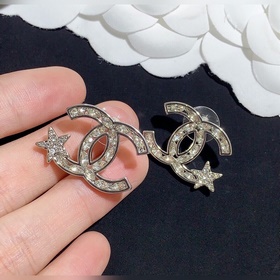 Маленькие серьги CHANEL с двойным C-образным ушком. Элегантный из