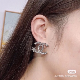 Маленькие серьги CHANEL с двойным C-образным ушком. Элегантный из