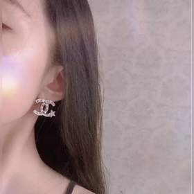 Маленькие серьги CHANEL с двойным C-образным ушком. Элегантный из