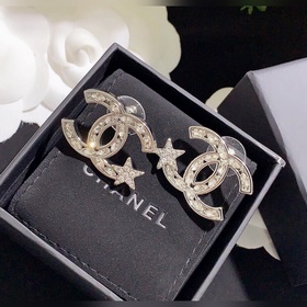Маленькие серьги CHANEL с двойным C-образным ушком. Элегантный из
