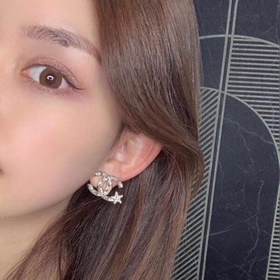 Маленькие серьги CHANEL с двойным C-образным ушком. Элегантный из