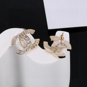 Chanel - классическая модель с двойной буквой C. Оригинальный диз