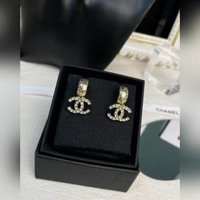 Chanel Серьги с буквами бриллиантами в форме полукруга с рельефны