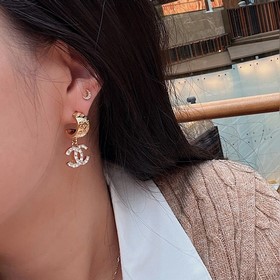 Chanel Серьги с буквами бриллиантами в форме полукруга с рельефны