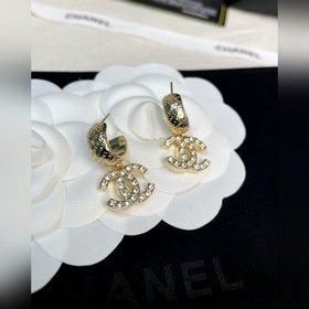 Chanel Серьги с буквами бриллиантами в форме полукруга с рельефны