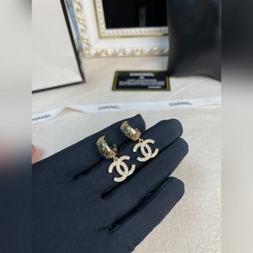 Chanel Серьги с буквами бриллиантами в форме полукруга с рельефны