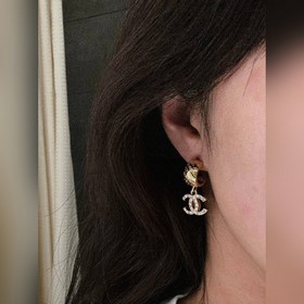 Chanel Серьги с буквами бриллиантами в форме полукруга с рельефны