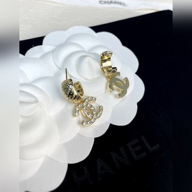 Chanel Серьги с буквами бриллиантами в форме полукруга с рельефны