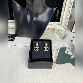 Chanel Серьги с буквами бриллиантами в форме полукруга с рельефны