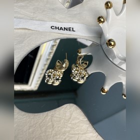 Chanel Серьги с буквами бриллиантами в форме полукруга с рельефны