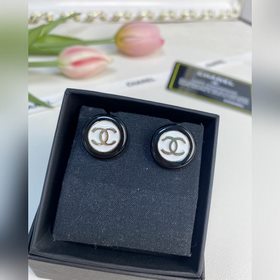 Chanel Черно-белые круглые серьги-гвоздики из смолы