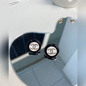 Chanel Черно-белые круглые серьги-гвоздики из смолы