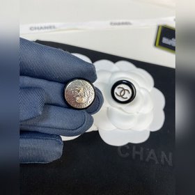 Chanel Черно-белые круглые серьги-гвоздики из смолы