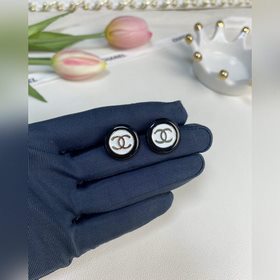 Chanel Черно-белые круглые серьги-гвоздики из смолы