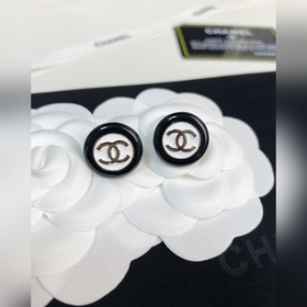 Chanel Черно-белые круглые серьги-гвоздики из смолы