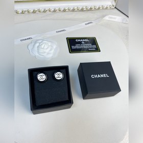 Chanel Черно-белые круглые серьги-гвоздики из смолы