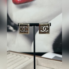 Chanel квадратные серьги с гладкой поверхностью, черные/белые кап