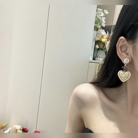 Chanel Сердце с ромбовидным узором и черными бриллиантами в форме