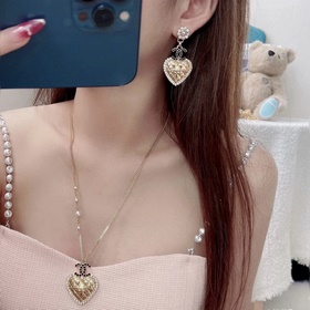 Chanel Сердце с ромбовидным узором и черными бриллиантами в форме