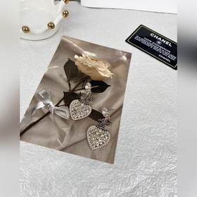 Chanel Сердце с ромбовидным узором и черными бриллиантами в форме