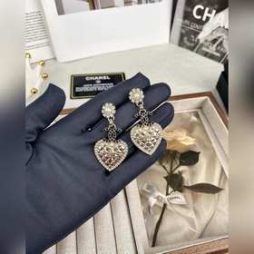 Chanel Сердце с ромбовидным узором и черными бриллиантами в форме