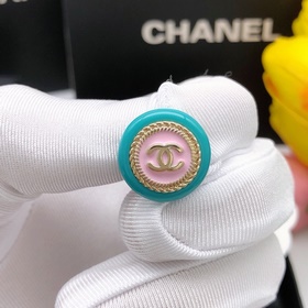 Новейшие серьги-гвоздики с двойной буквой C от CHANEL. Серьги-гво