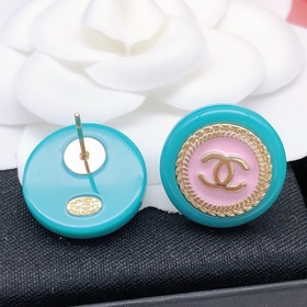 Новейшие серьги-гвоздики с двойной буквой C от CHANEL. Серьги-гво