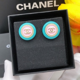 Новейшие серьги-гвоздики с двойной буквой C от CHANEL. Серьги-гво