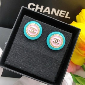 Новейшие серьги-гвоздики с двойной буквой C от CHANEL. Серьги-гво