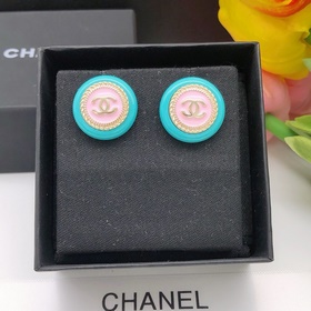 Новейшие серьги-гвоздики с двойной буквой C от CHANEL. Серьги-гво