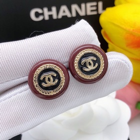 Новейшие серьги-гвоздики с двойной буквой C от CHANEL. Серьги-гво