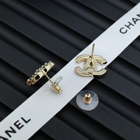 Новые серьги Chanel с двойным C и жемчужинами между бриллиантами.