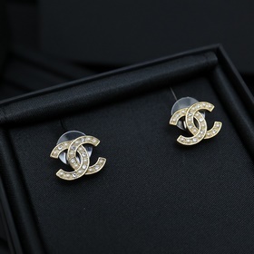 Новые серьги Chanel с двойным C и жемчужинами между бриллиантами.